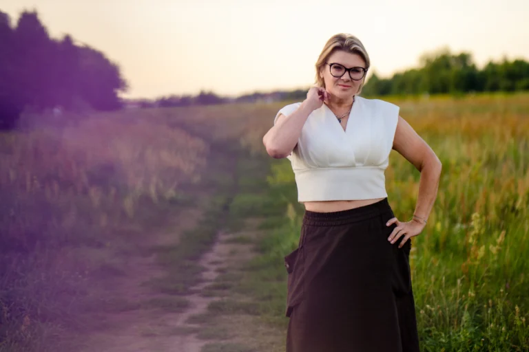 Plenerowy portret kobiecy z kwiatami