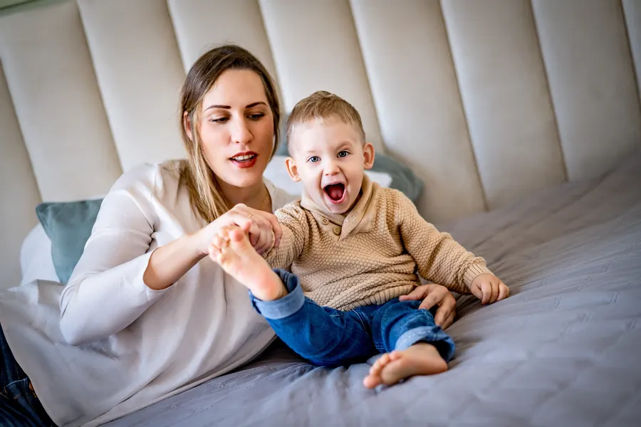 Mama z dzieckiem podczas domowej sesji