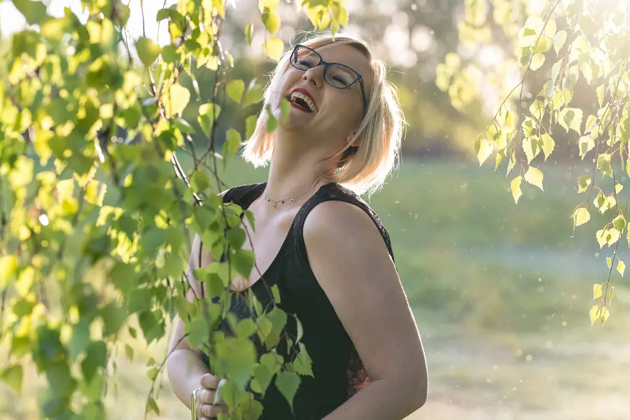 Naturalny kobiecy portret w plenerze